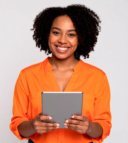 Profissional sorrindo segurando um tablet