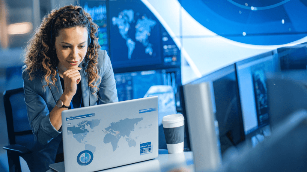 mulher olhando o computador - ferramenta de monitoramento de notícia