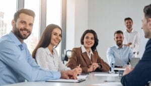 Firefly agência de comunicação em reunião em uma sala de reunião - social listening para agências