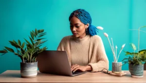 10 erros na análise de concorrentes (e como evitar) mulher-concentrada-no-computador